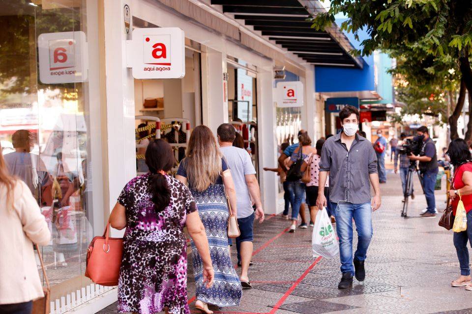 Transeuntes em rua comercial de Maringá