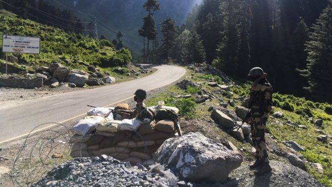Soldados da Força de Segurança de Fronteira da Índia vigiam uma estrada que vai até Leh, na fronteira com a China, em Gagangir, 17 de junho de 2020