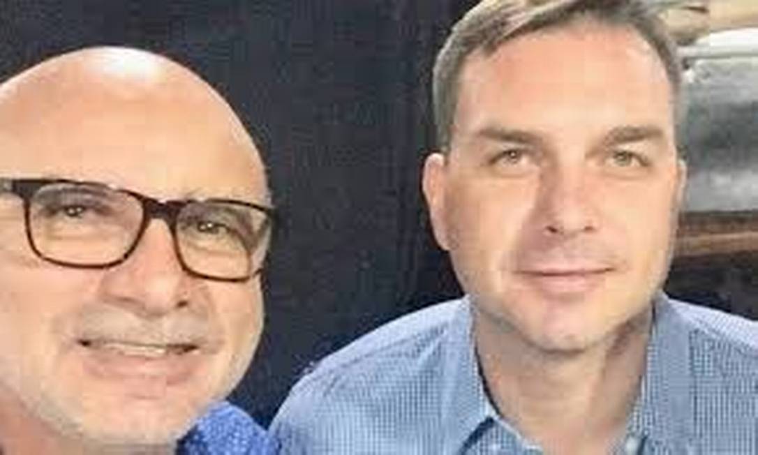 O senador Flávio Bolsonaro e seu ex-assessor Fabrício Queiroz