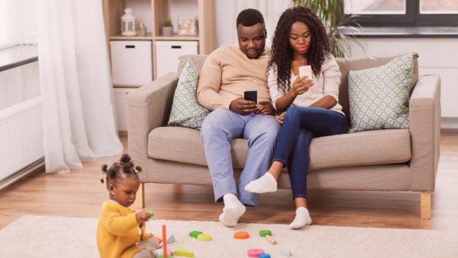 A tecnologia interfere nas relações sociais, incluindo a mais importante que existe: a entre pais e filhos.