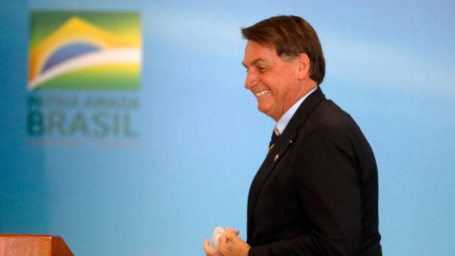 Bolsonaro editou MP do futebol que flexibiliza contratos de jogadores e altera regras de transmissão das partidas
