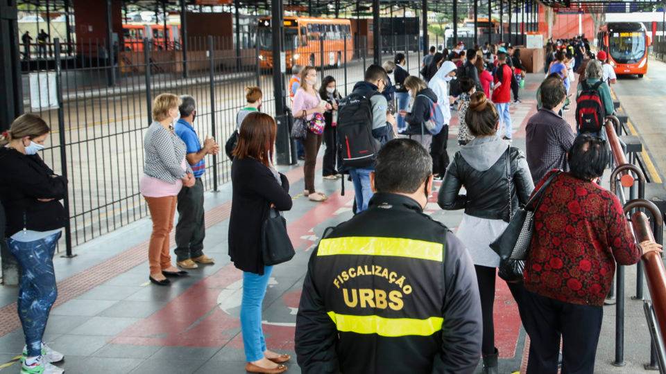 Terminal de ônibus de Curitiba. Foto: Fiscalização da URBS para organizar as filas no terminal Santa Cândida. Curitiba,28/04/2020. Foto: Luiz Costa/SMCS