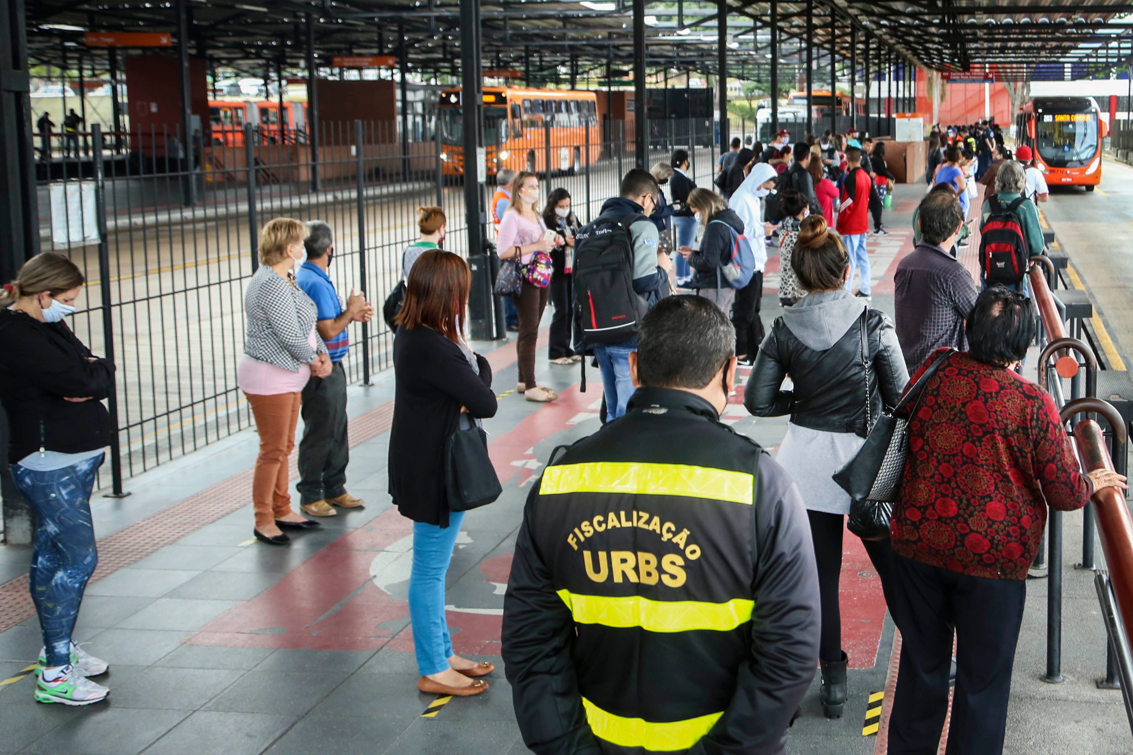 Terminal de ônibus de Curitiba. Foto: Fiscalização da URBS para organizar as filas no terminal Santa Cândida. Curitiba,28/04/2020. Foto: Luiz Costa/SMCS