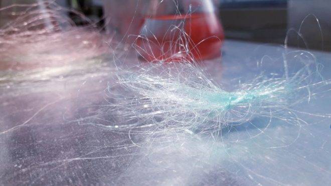 FiloSkin, projeto assinado pelo designer Valerio Di Giannantonio. Trata-se de um sistema especulativo que propõe um fio feito de H. Pluvialis, uma microalga capaz de produzir oxigênio, filtrando CO² do ar.