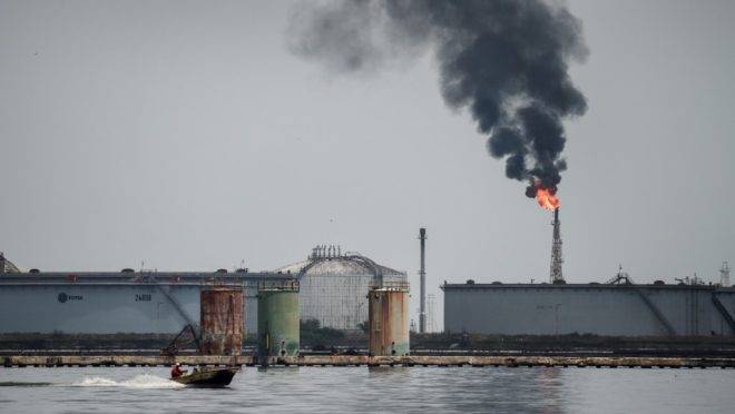 Refinaria de petróleo no lago de Maracaibo, na Venezuela, 2 de maio de 2018. A produção de petróleo no país caiu aos níveis mais baixos de mais de sete décadas.