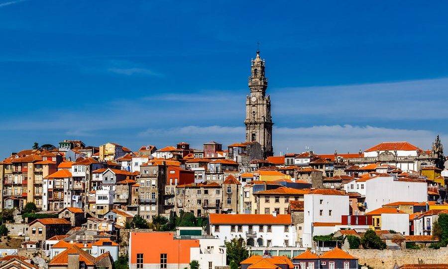 Imagem com a Torre dos Clérigos, em Portugal