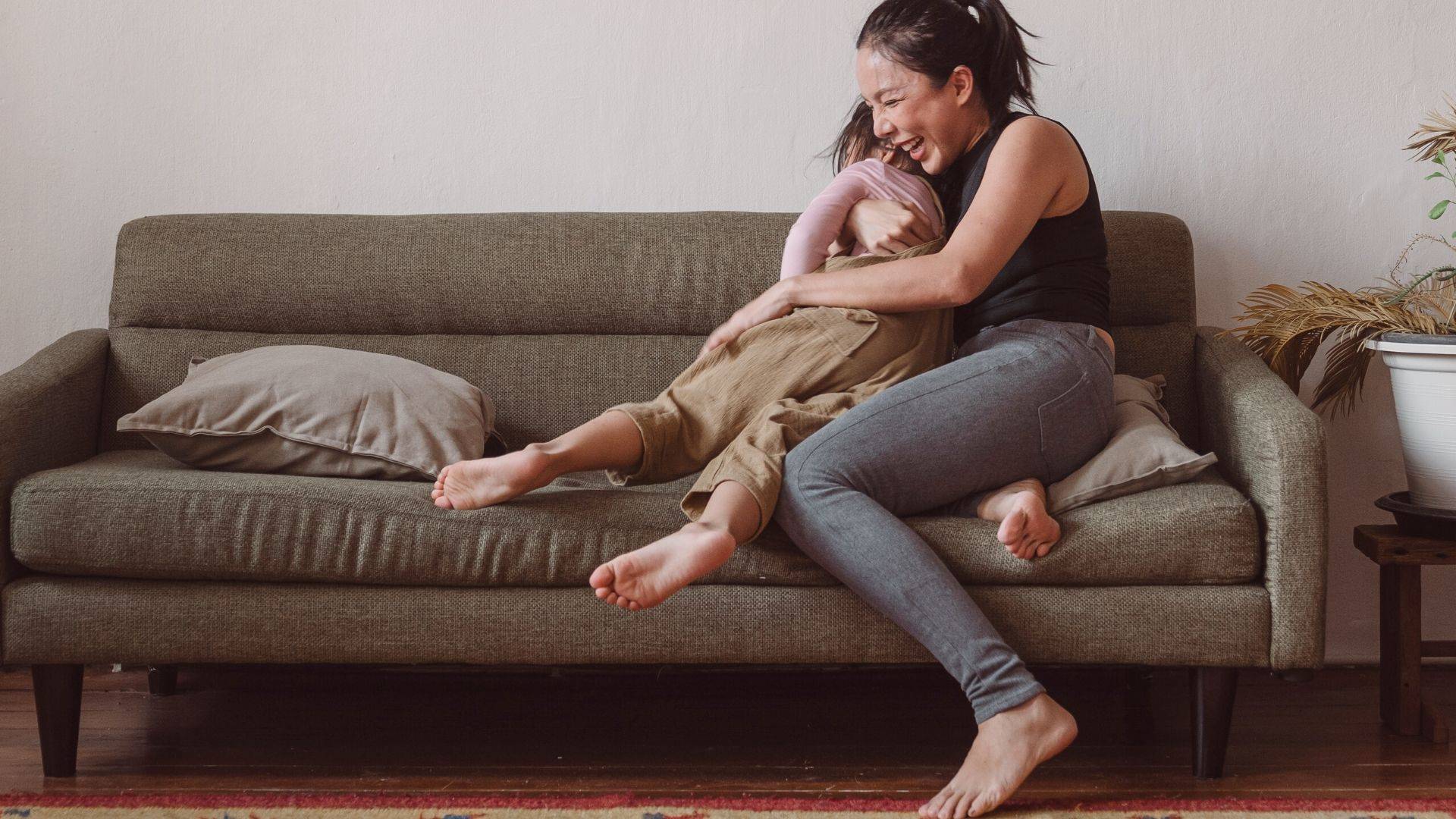 A rotina de tarefas, horários e compromissos pode fazer com que muitas mães se sintam sobrecarregadas
