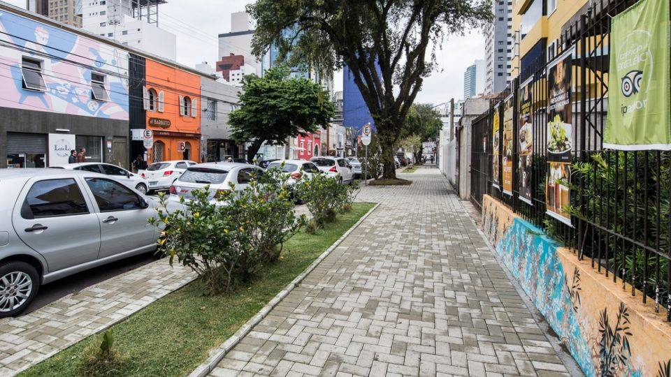 Restaurantes de Curitiba podem funcionar no almoço e jantar na bandeira laranja Rua de restaurantes