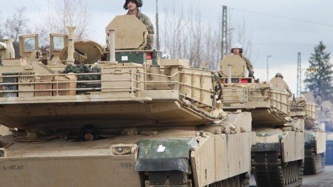 Veículos americanos participam de treinamento militar com forças da Europa para avaliação de prontidão e interoperabilidade em Hohenfels, Alemanha, 18 de janeiro de 2020