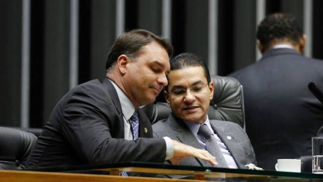 Senador Flávio Bolsonaro (Republicanos-RJ) e o vice-presidente da Câmara, Marcos Pereira, que é um os líderes do Centrão e presidente nacional do Republicanos.