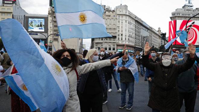 Manifestação na Argentina neste sábado (20).