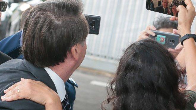 Presidente Jair Bolsonaro faz selfie com apoiadora