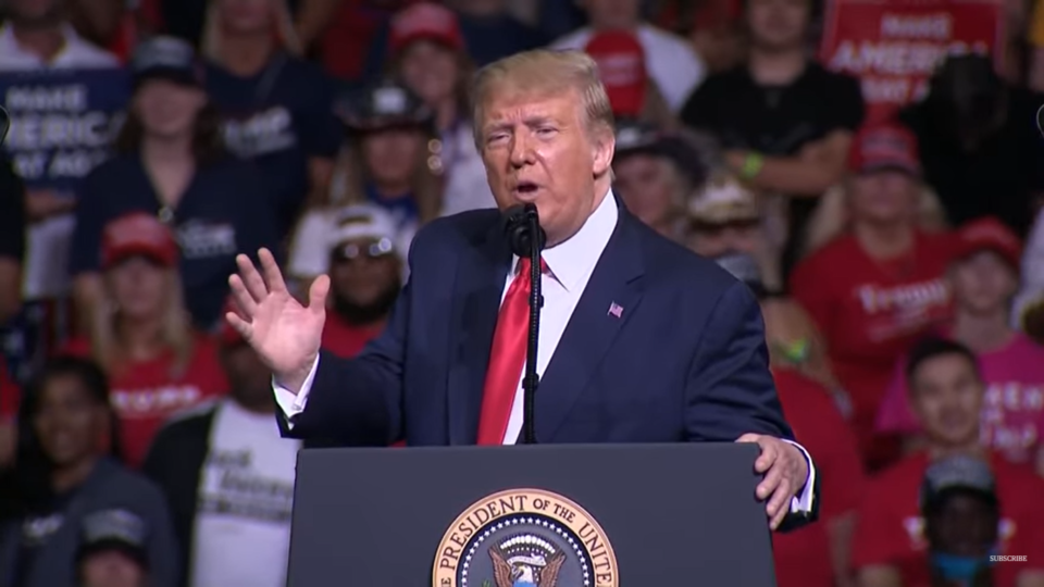 Em discurso, Trump ataca Biden e diz que a escolha é entre ele e os extremistas de esquerda Para Trump, o adversário Joe Biden é uma marionete na mão dos extremistas e uma pessoa que “sempre esteve do lado errado da história”.