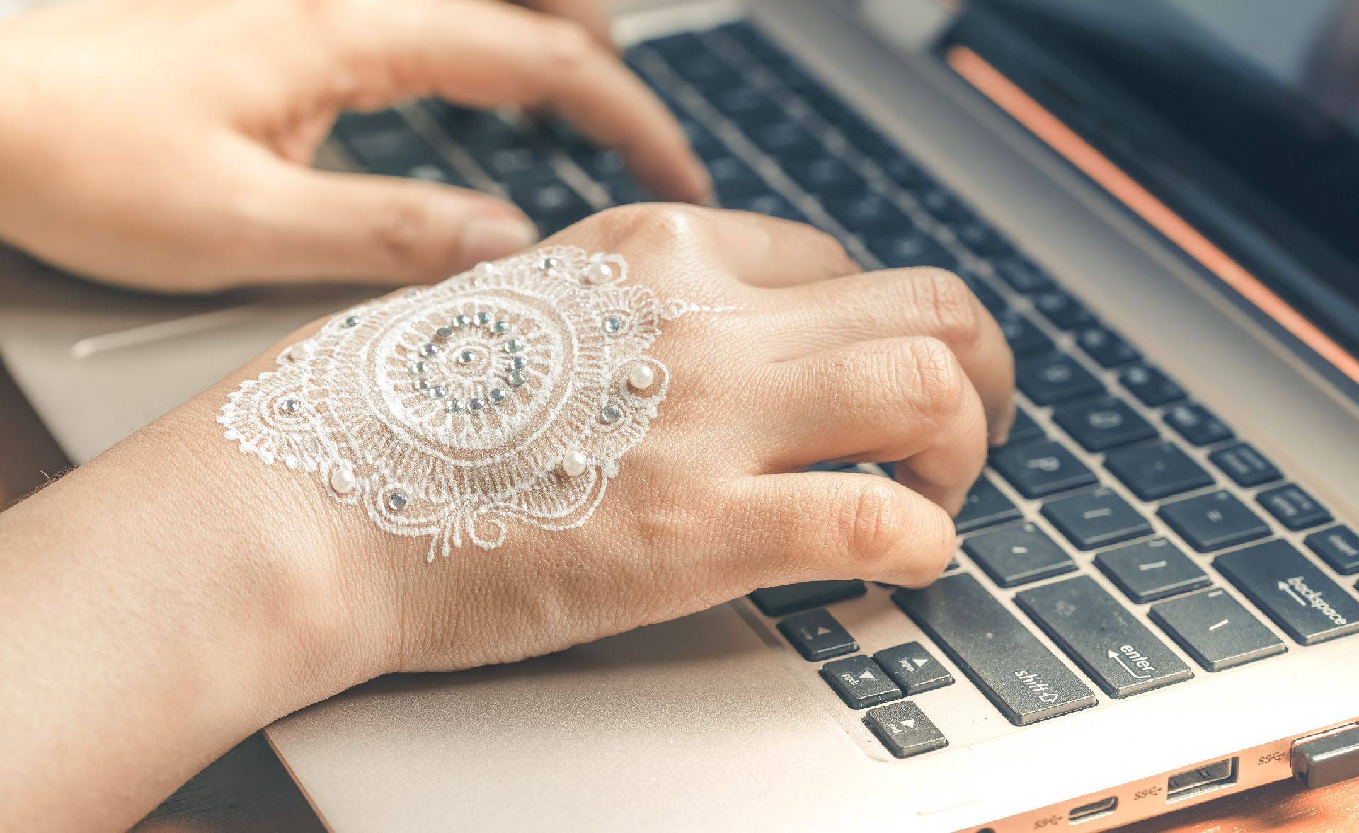 O esquema atrai mulheres por meio de grupos virtuais, prometendo prosperidade em troca de “presentes”. Foto: Bigstock