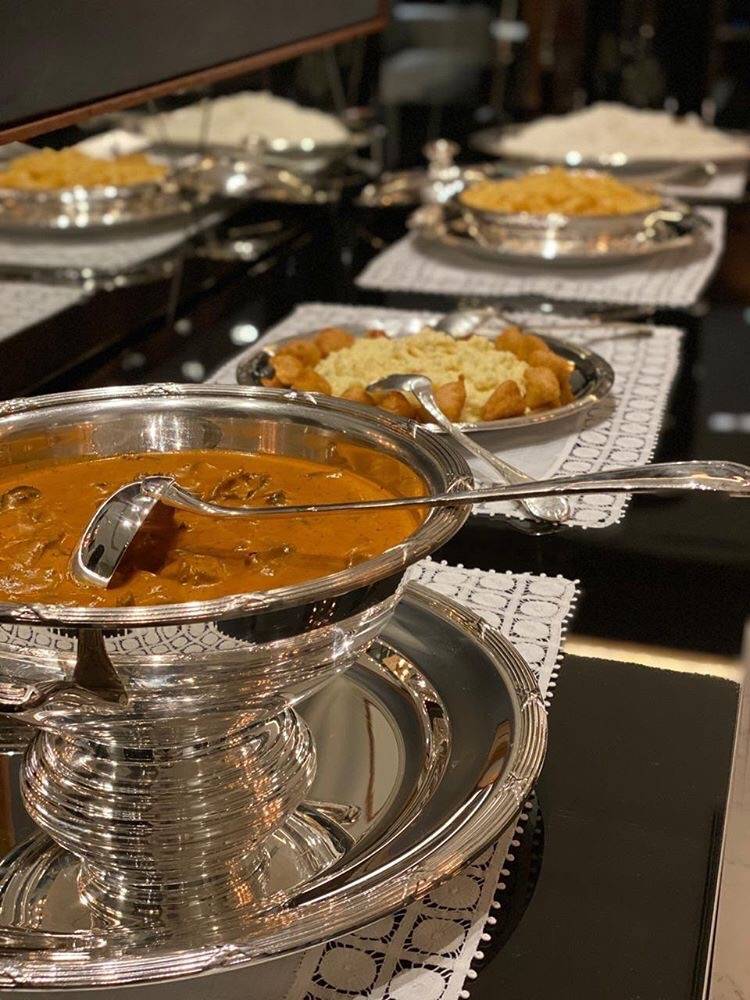 O prato servido à mesa. Strogonoff de mignon em primeiro plano, purê de batatas com bolinhos, batata palha artesanal e arroz branquinho. O prato servido à mesa. Strogonoff de mignon em primeiro plano, purê de batatas com bolinhos, batata palha artesanal e arroz branquinho.