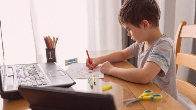 Para enfrentar o isolamento, pais e escolas fortalecem o diálogo e brincadeiras, como gincanas para encontrar objetos em casa