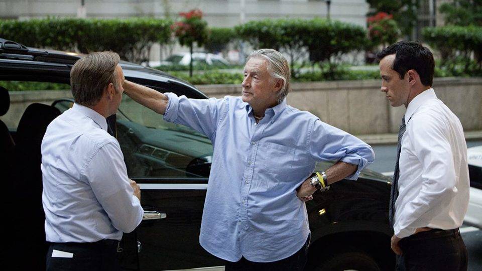 Morre Joel Schumacher, diretor de “Batman e Robin” e “Garotos Perdidos” Joel Schumacher dirige Kevin Spacey em “House of Cards”