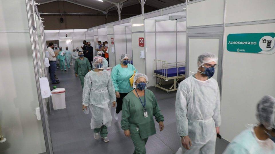 Hospital de campanha em Cascavel vai fazer triagem de casos suspeitos de Covid-19 Equipe sendo recebida no novo hospital de campanha de Cascavel