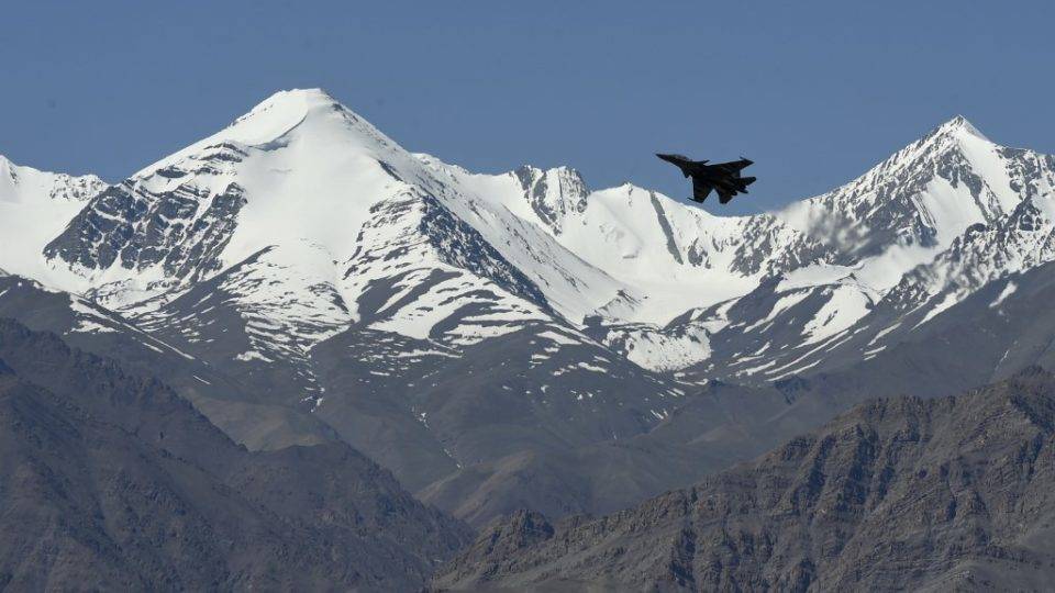 Quais são os recursos militares na fronteira disputada entre Índia e China Um caça indiano sobrevoa montanhas perto de Leh, a capital conjunta do território de união de Ladakh, 22 de junho de 2020