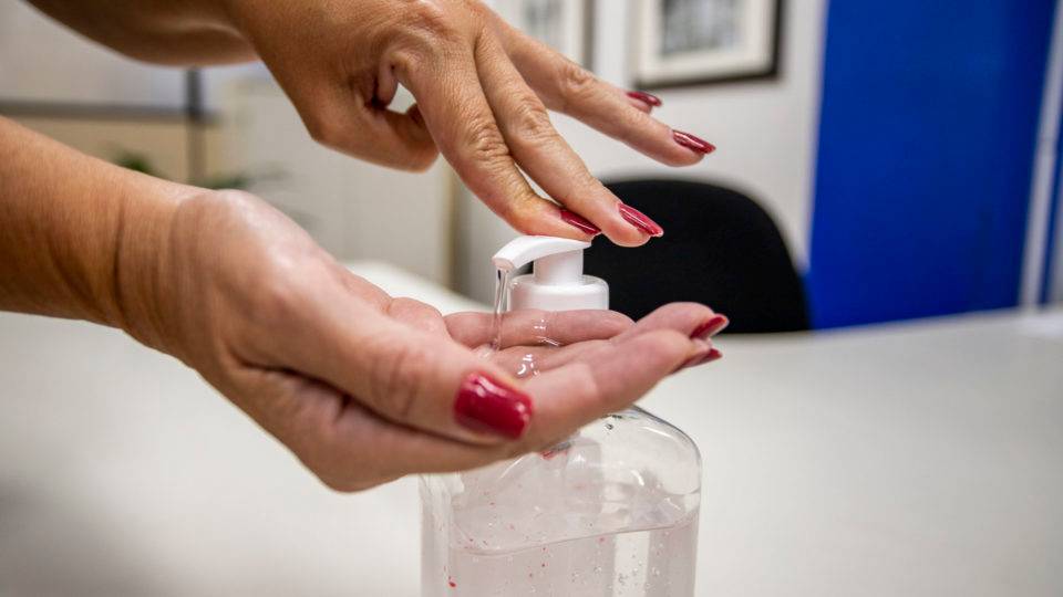 Curitiba tem mais 147 casos de Covid-19; ocupação das UTIs é de 79% Álcool em gel. Foto: Daniel Castellano/SMCS