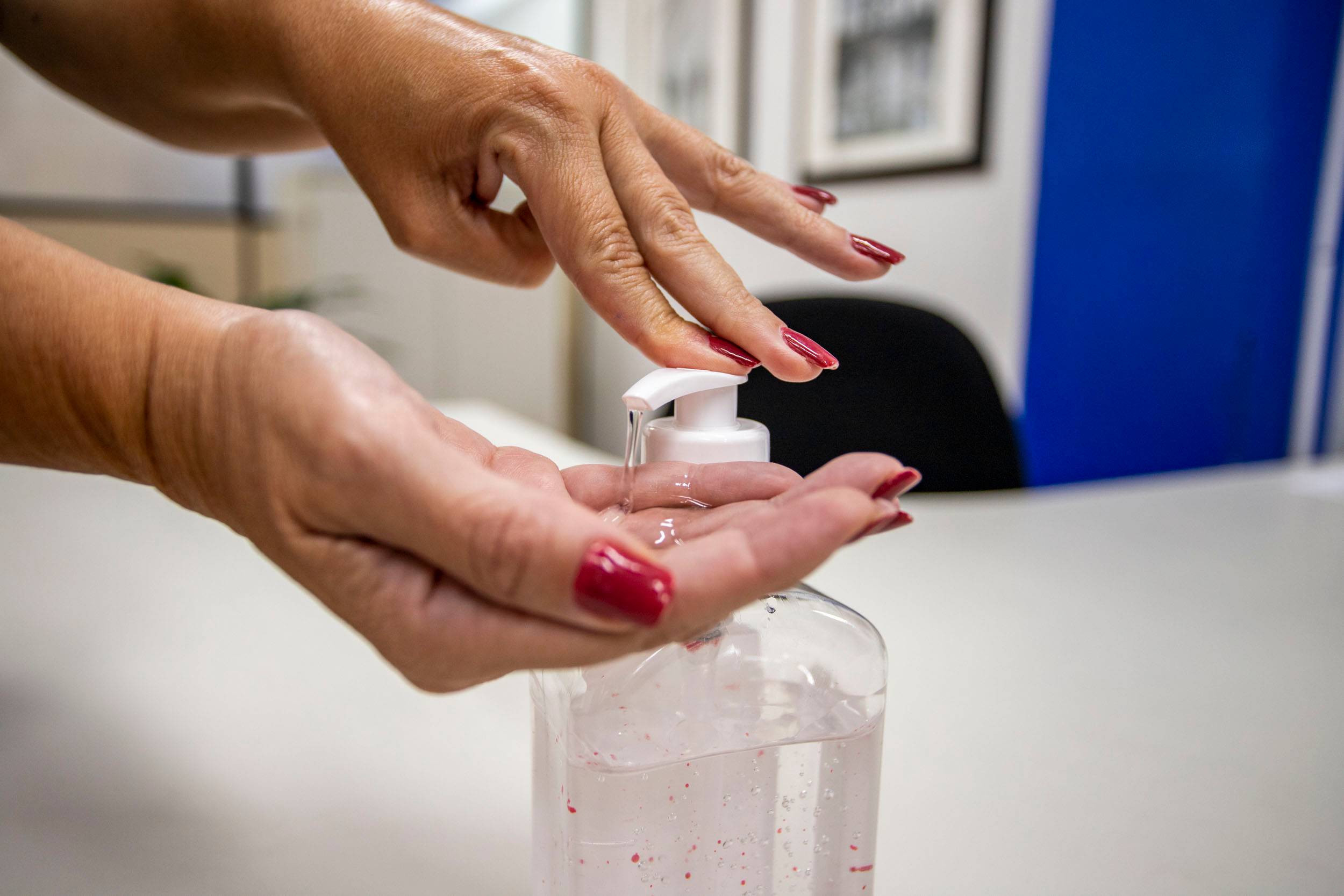 Álcool em gel. Foto: Daniel Castellano/SMCS