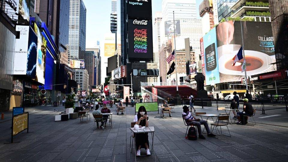 Trump aumenta restrições de entrada nos EUA a trabalhadores estrangeiros Clientes respeitam as regras de distanciamento social na Times Square, em Nova York, que entra na fase 2 da reabertura em 22 de 2020. A cidade permitiu que pessoas frequentem a área externa de restaurantes, e salões podem funcionar com 50% da capacidade