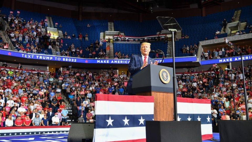 Dois funcionários da campanha de Trump testam positivo para Covid-19 após comício O presidente dos EUA, Donald Trump, discursa em comício na cidade de Tulsa, 20 de junho de 2020