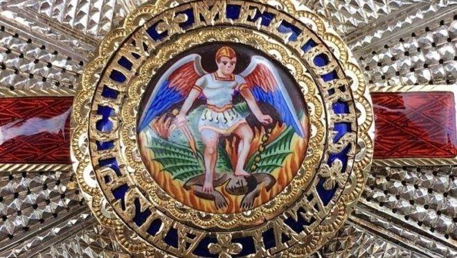 A Ordem de São Miguel e São Jorge é concedida pela rainha britânica a diplomatas de destaque