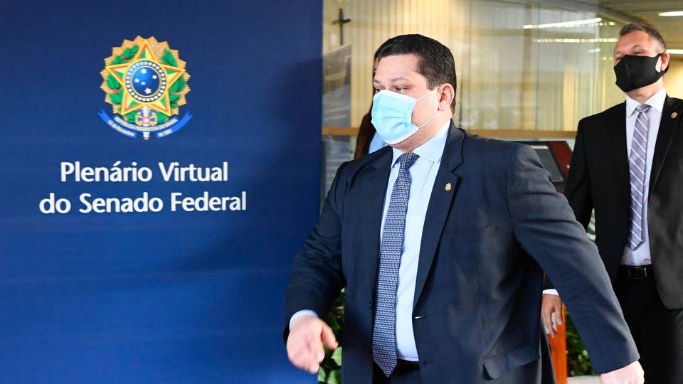 Senado aprova PEC que muda data das eleições 2020 por causa da pandemia Presidente do Senado, Davi Alcolumbre (DEM-AP). quer votar a PEC que muda data das eleições 2020 em dois turnos no mesmo dia.