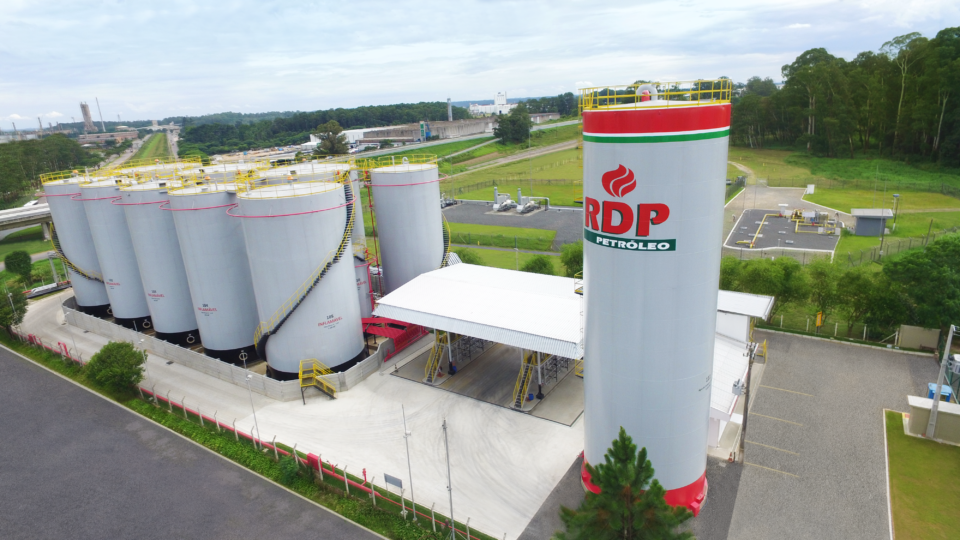Grupo Rejaile se torna exemplo de liderança enraizada nos valores do patriarca Base de Distribuição de Araucária com capacidade de movimentação de 1 bilhão de litros de combustíveis por ano