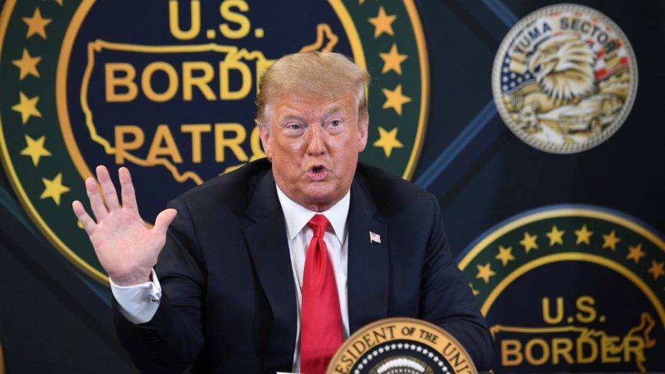Coronavírus é “um presente vindo da China” e muro na fronteira ajuda, diz Trump O presidente americano Donald Trump fala na estação de Patrulha da Fronteira dos EUA em Yuma, Arizona, 23 de junho de 2020