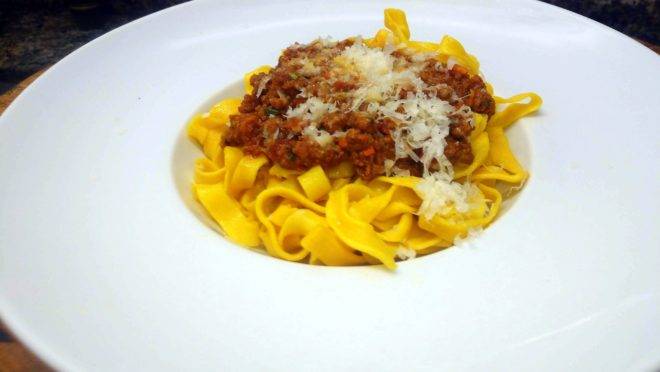 Tagliatelle à bolonhesa, via delivery do restaurante Igor. É só finalizar em casa.