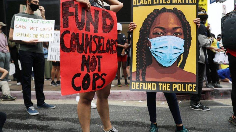 Cidade americana que desfinanciou polícia viu casos de mortes por policiais dispararem Manifestantes protestam em frente à sede do Distrito Escolar Unificado e pedem o desfinanciamento da escola policial, 23 de junho de 2020, Los Angeles