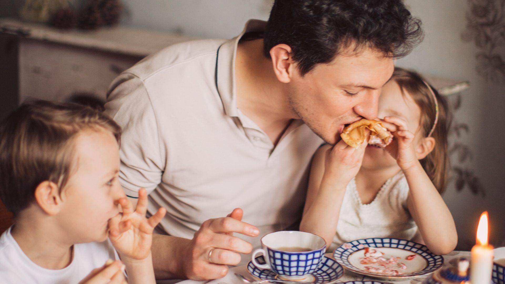 Crianças mais pressionadas pelos pais, quando o assunto é comida, são as que desenvolvem maiores níveis de alimentação seletiva