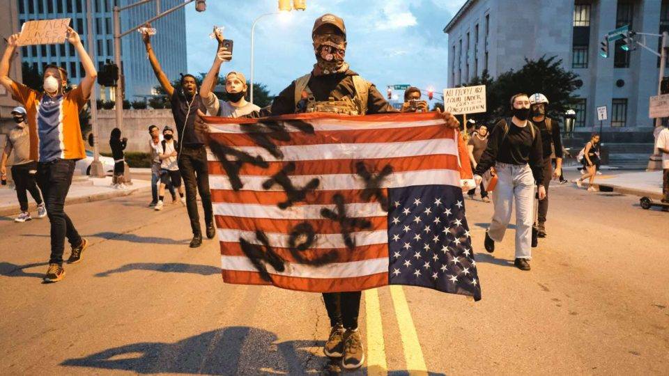 Estátua de Cristóvão Colombo é derrubada em Baltimore, nos EUA protestos eua