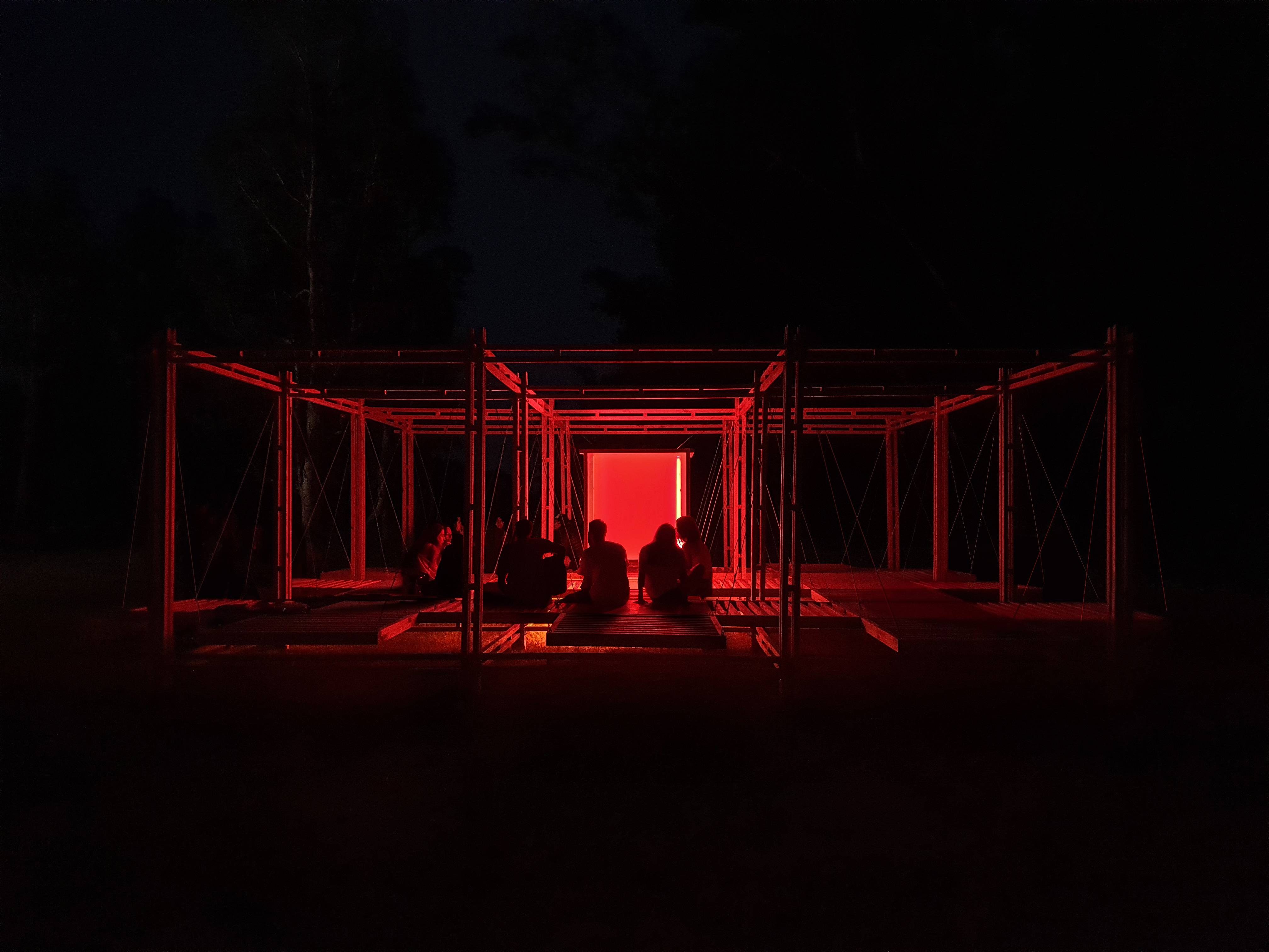 O espaço tinha uma luminária vermelha no centro. O espaço tinha uma luminária vermelha no centro.
