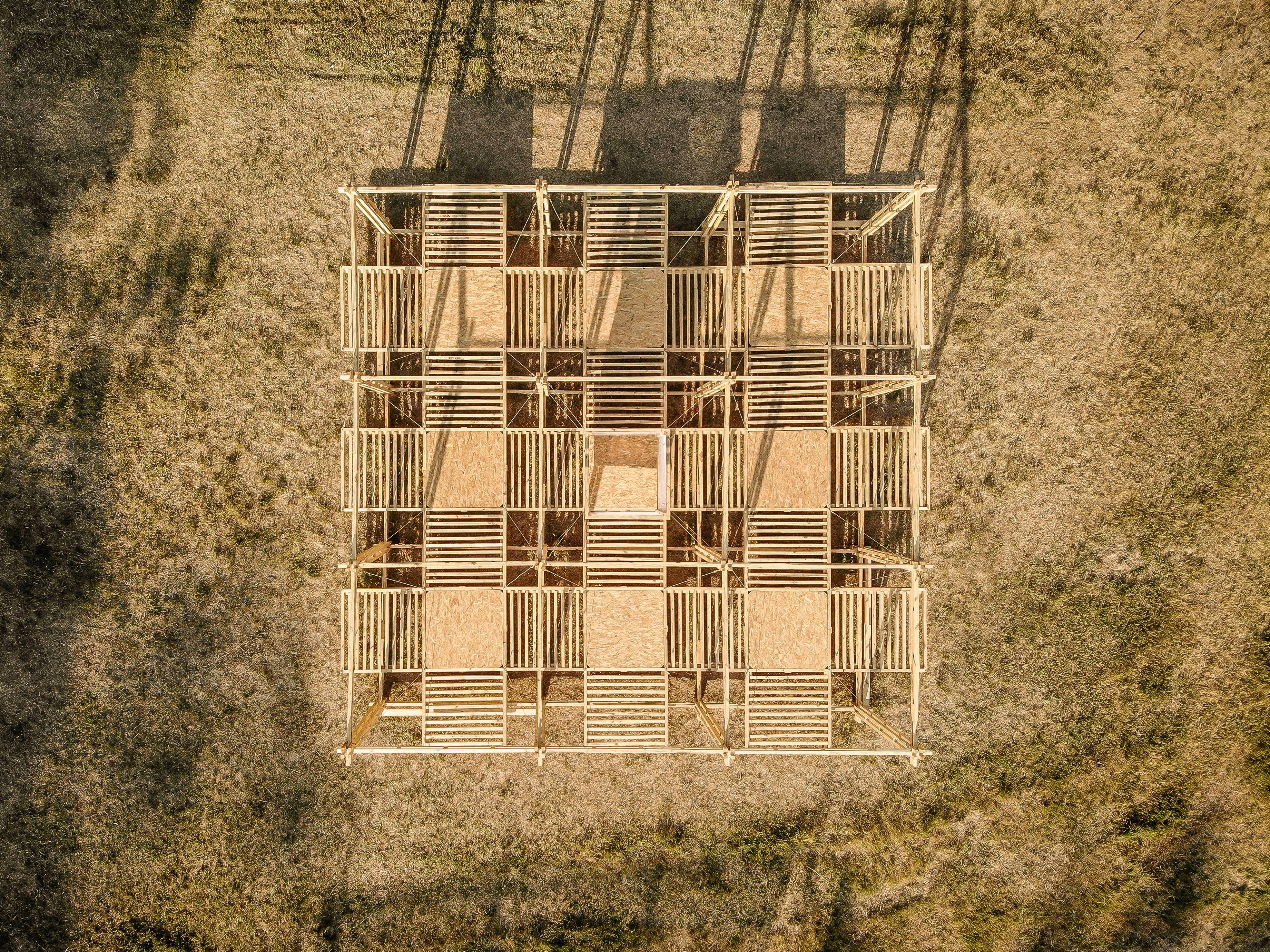 Construção experimental foi projetada para despertar a consciência da sobreposição interpessoal. Construção experimental foi projetada para despertar a consciência da sobreposição interpessoal.
