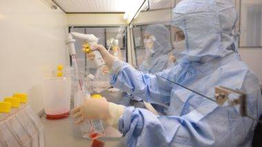 Pesquisadora manipula células em laboratório