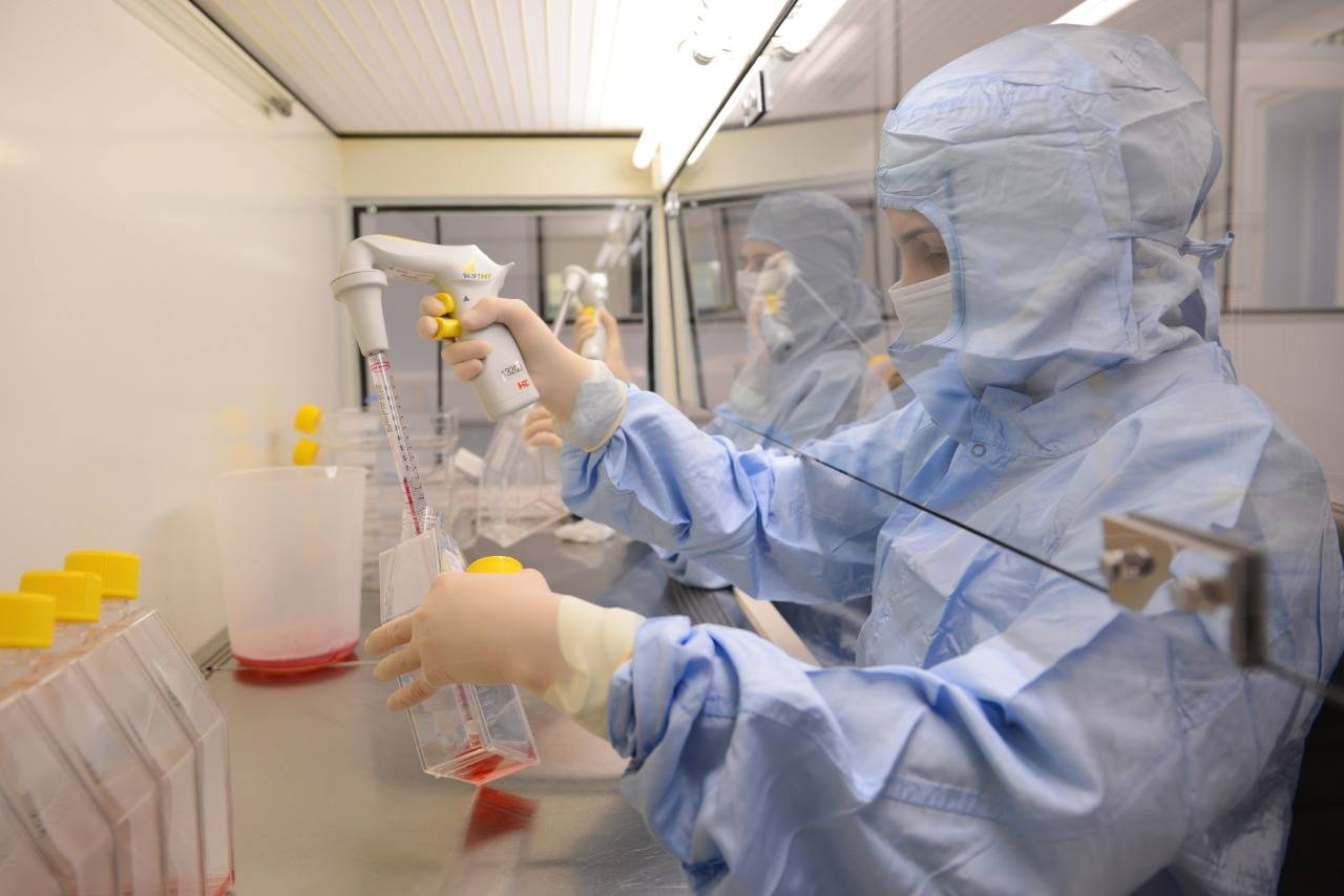 Pesquisadora manipula células em laboratório