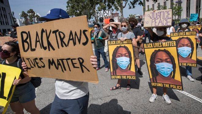 Protestos do grupo “Black Lives Matter” nesta quarta-feira (24): grupo quer o fim do financiamento da polícia.