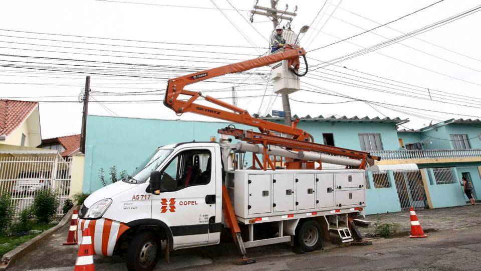 Eletricistas trabalhando na rede e fazendo reparos