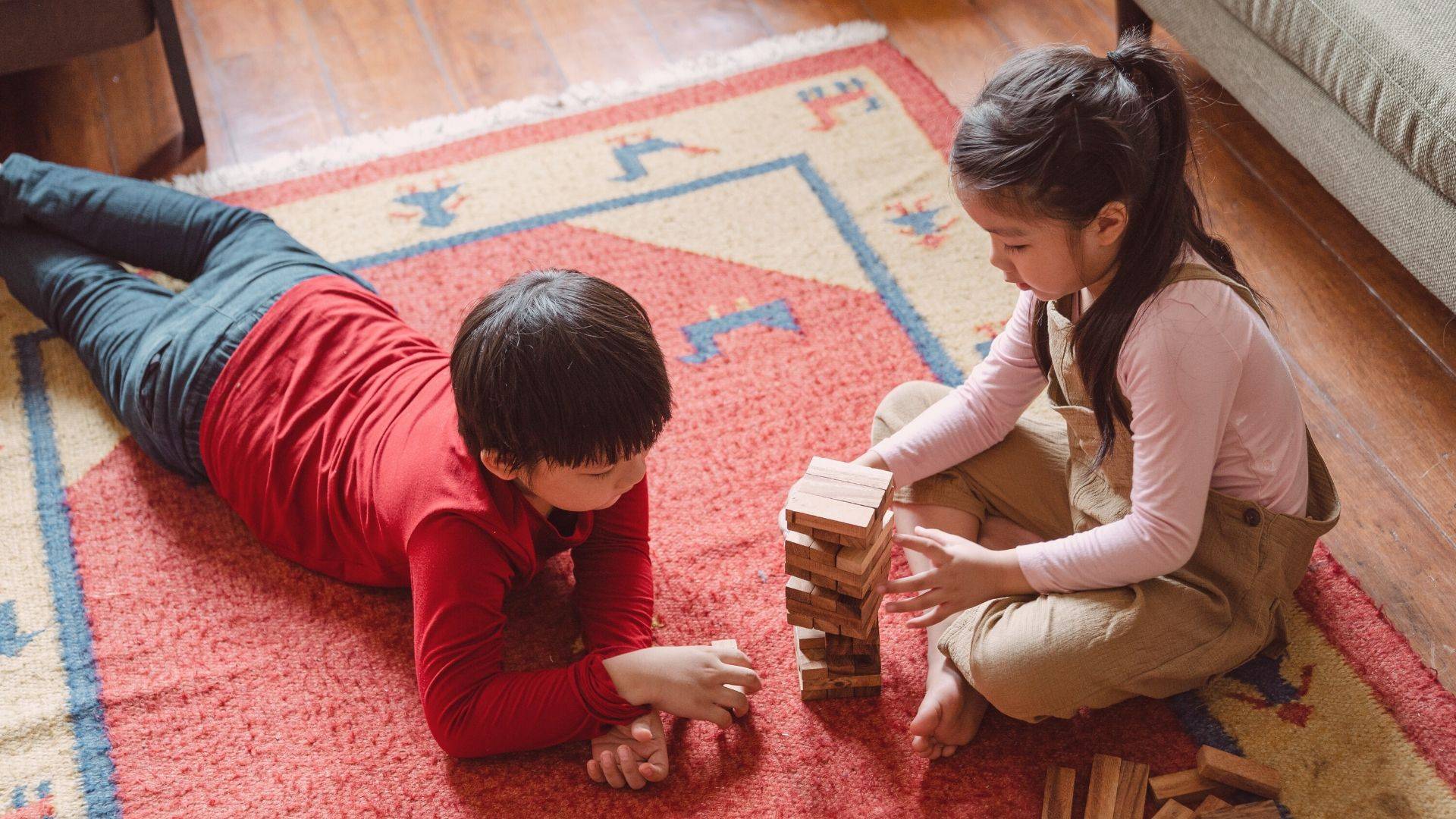 Os conceitos de brincar e jogar são diferentes e funcionam melhor quando aplicadas na fase certa do desenvolvimento da criança