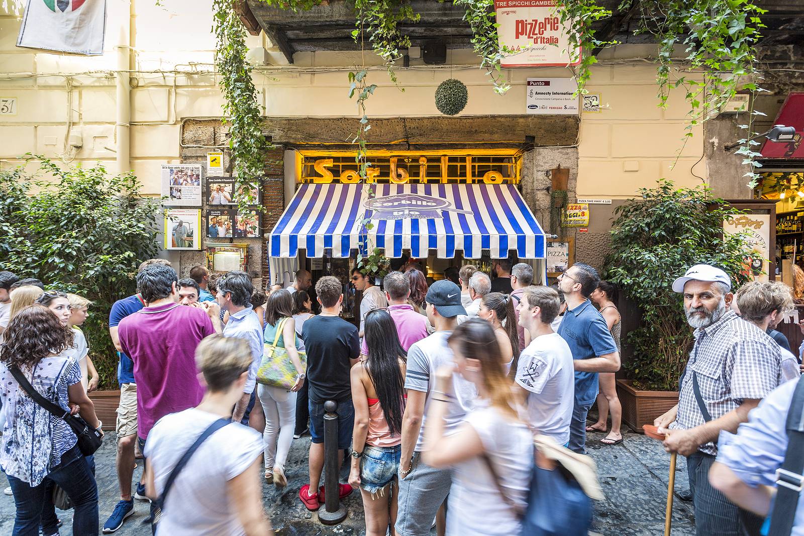 Aplicativo oferece várias soluções para a retomada de bares e restaurantes., incluindo a gestão virtual da fila de espera. Foto: Bigstock