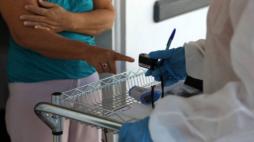 Ministério da Saúde autoriza critérios clínicos para detecção de Covid-19. Na imagem: médico faz a oximetria em paciente.