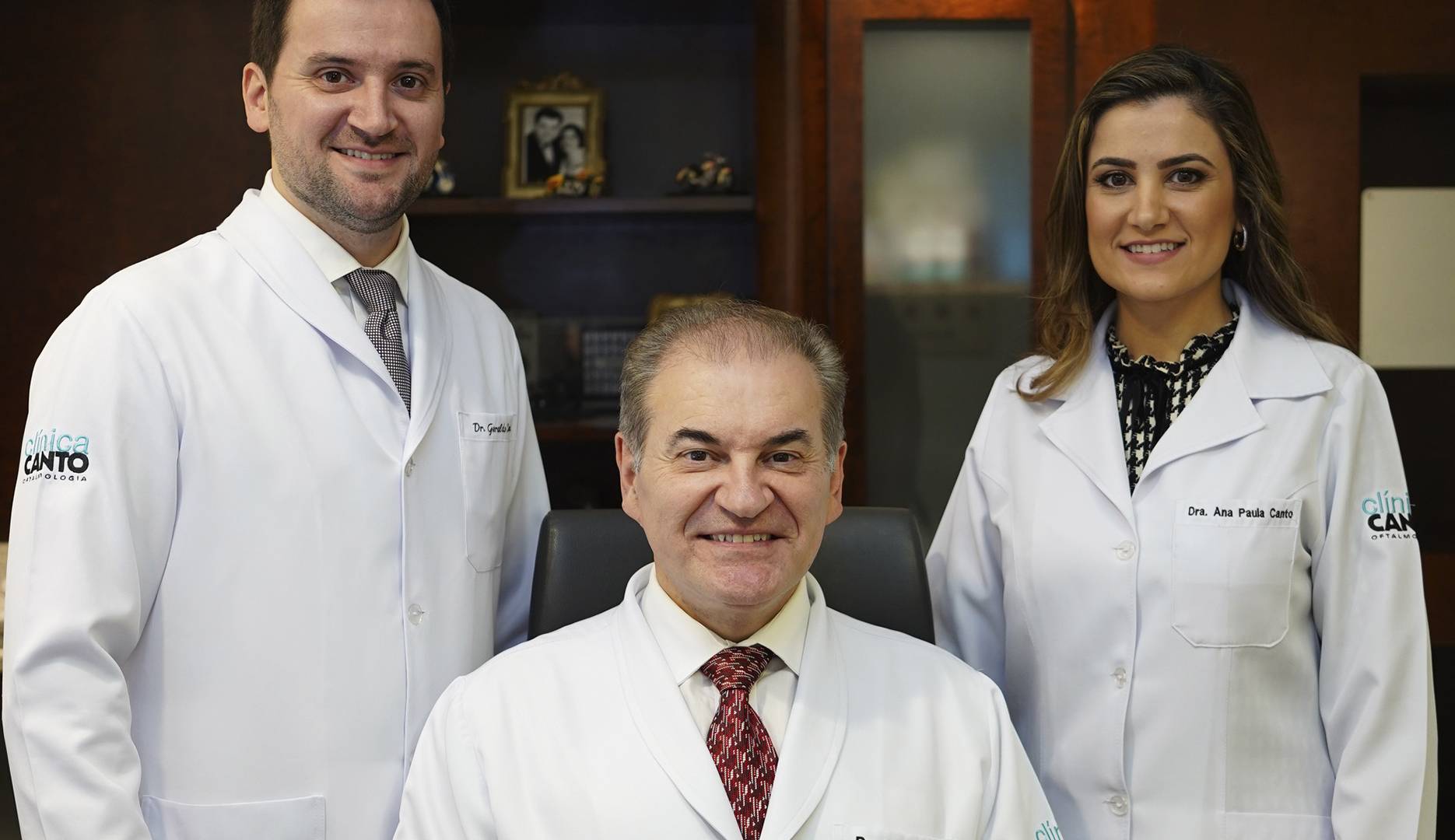 Corpo clínico da Clinica Canto, ao centro Dr. Marco Canto, junto com  seus filhos Dr. Geraldo Canto e Dra. Ana Paula Canto