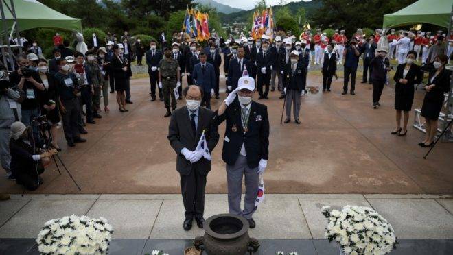 Veteranos de guerra participam de cerimônia que marcou os 70 anos di início da Guerra da Coreia, no Memorial de Guerra Baengmagoji em Cheorwon, perto da Zona Desmilitarizada
