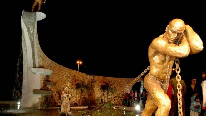 Monumento na cidade de Santana do Paranaíba (SP). Escravo puxa barco em que está a fundadora na cidade, Susana Dias