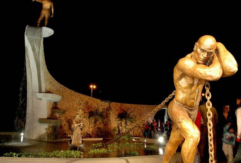 Monumento na cidade de Santana do Paranaíba (SP). Escravo puxa barco em que está a fundadora na cidade, Susana Dias