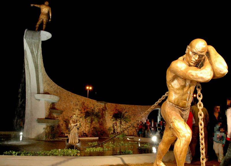 Monumento na cidade de Santana do Paranaíba (SP). Escravo puxa barco em que está a fundadora na cidade, Susana Dias