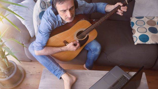 Listamos alguns canais, gratuitos e pagos, para quem quer começar a praticar um instrumento ou aperfeiçoar seus talentos musicais.